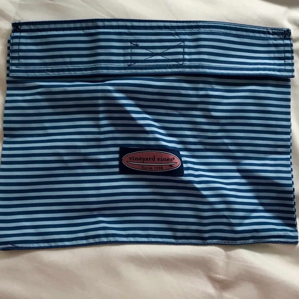 Vineyard Vines pouch in blue stripes